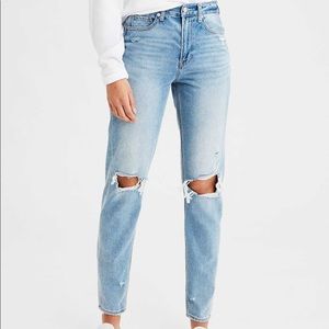 AMERICAN EAGLE MOM JEANS